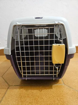 Transportín con puerta metálica