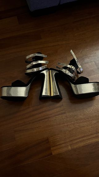 Sandalias plataforma negro y dorado