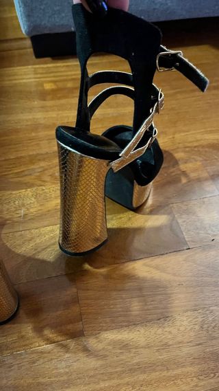Sandalias plataforma negro y dorado