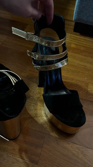 Sandalias plataforma negro y dorado