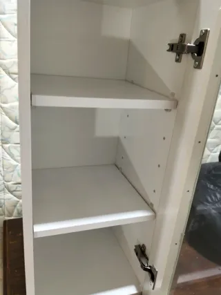 Mueble de baño rosa con puerta de cristal