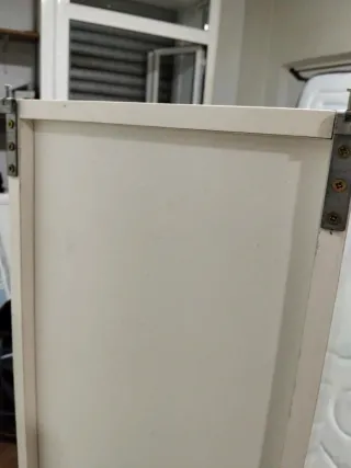 Mueble de baño rosa con puerta de cristal