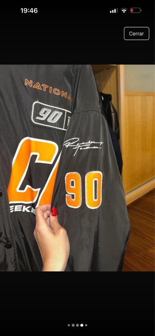 Cazadora estilo racing negra y naranja