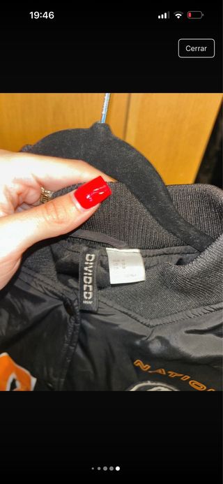 Cazadora estilo racing negra y naranja