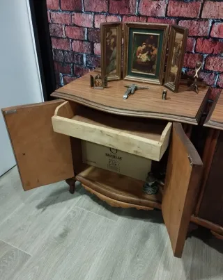 Antiguas mesitas de noche de madera