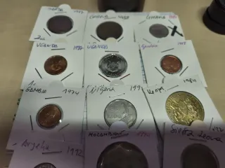 Lote 17 monedas de África.