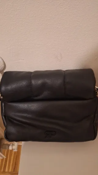 Bolso negro acolchado.