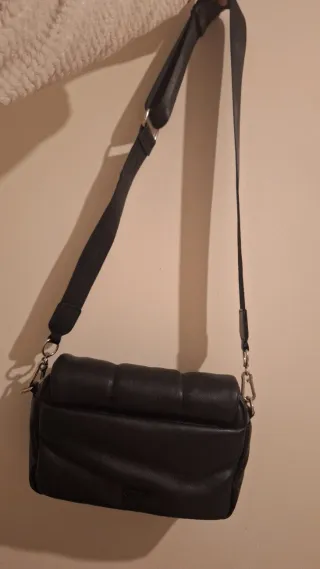 Bolso negro acolchado.