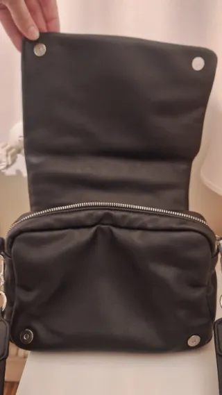 Bolso negro acolchado.