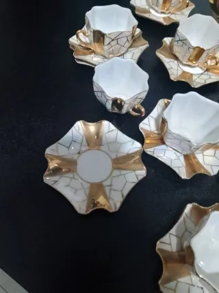 Juego de café de porcelana con detalles dorados