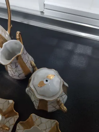 Juego de café de porcelana con detalles dorados