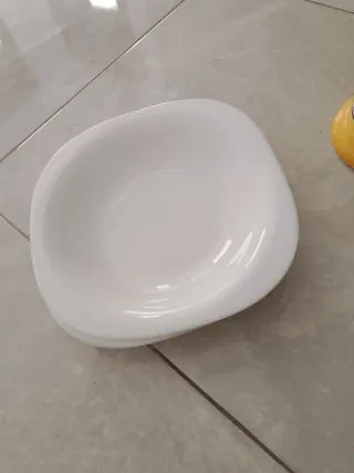 Juego de café de porcelana con detalles dorados