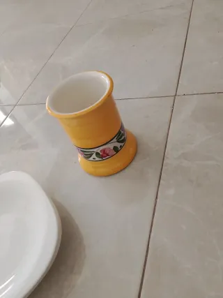 Juego de café de porcelana con detalles dorados