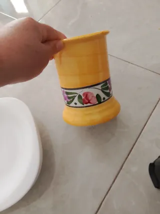 Juego de café de porcelana con detalles dorados