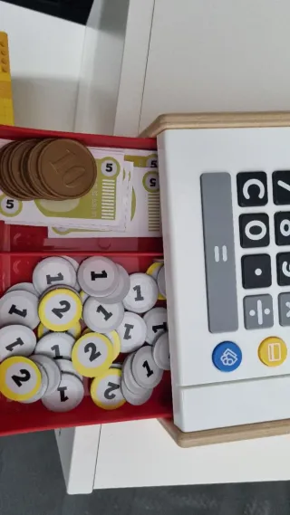 Calculadora juguete con monedas y billetes