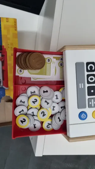 Calculadora juguete con monedas y billetes