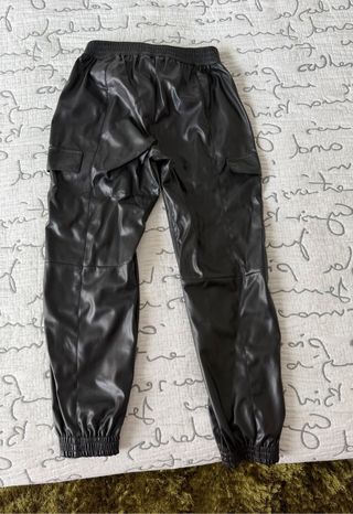 Pantalón efecto cuero tipo cargo – Negro