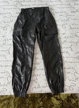 Pantalón efecto cuero tipo cargo – Negro