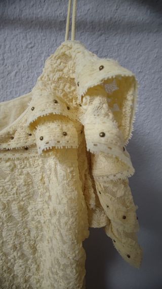 Vestido Mini Encaje y Tachuelas amarillo Zara 36 S