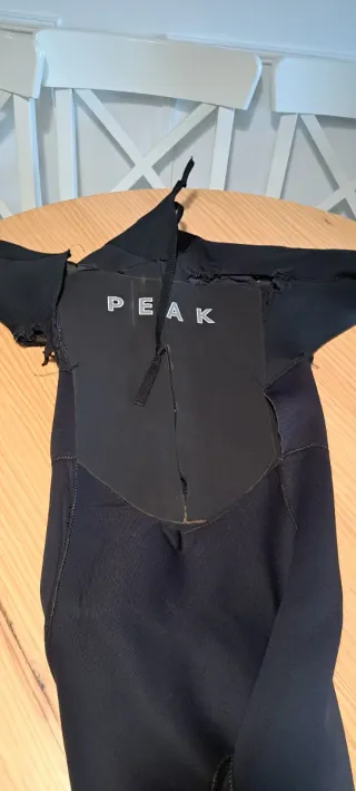 Neopreno de surf Peak 4/3 roto