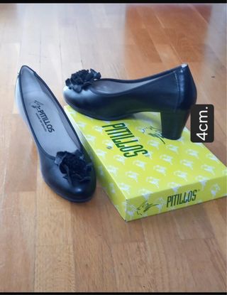 Zapatos Pitillos piel tacón bajo con detalle flor