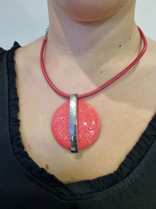 Collar color coral rosa con plateado lineal