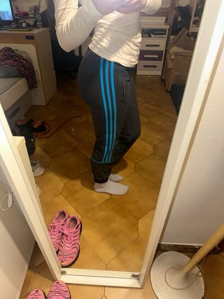 Pantalón Adidas Challenger negro con rayas azules