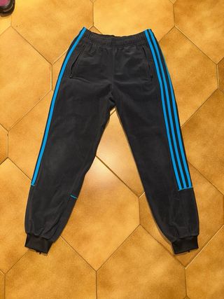 Pantalón Adidas Challenger negro con rayas azules