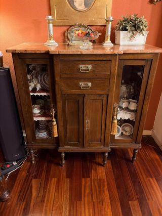 Aparador antiguo de madera y mármol