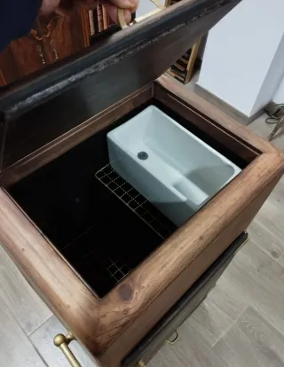 Antigua nevera madera, restaurada mueble auxiliar.