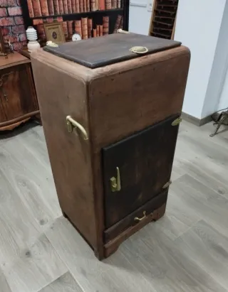 Antigua nevera madera, restaurada mueble auxiliar.
