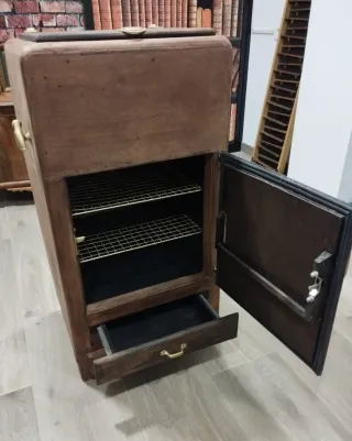 Antigua nevera madera, restaurada mueble auxiliar.