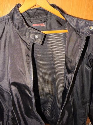 Chaqueta Ducati Gear (V4, negra, tipo moto/urbana)