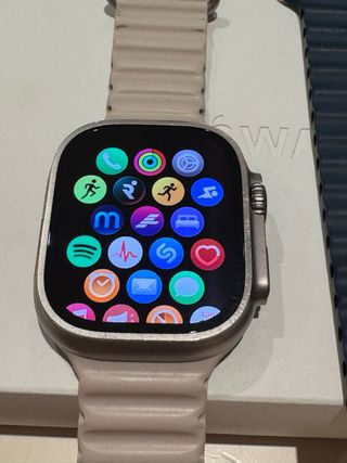Apple Watch Ultra 2, cable y base de carga extra