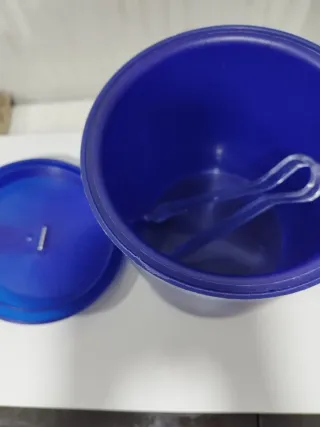 Cubitera azul de la marca Tatay con pinza