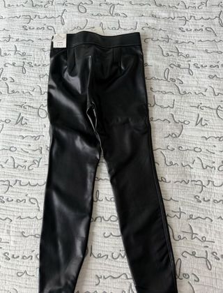 Pantalones efecto cuero negro