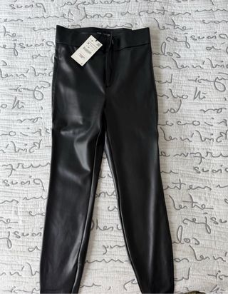 Pantalones efecto cuero negro