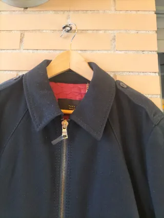 chaqueta de estilo Harrington de Zara color negro