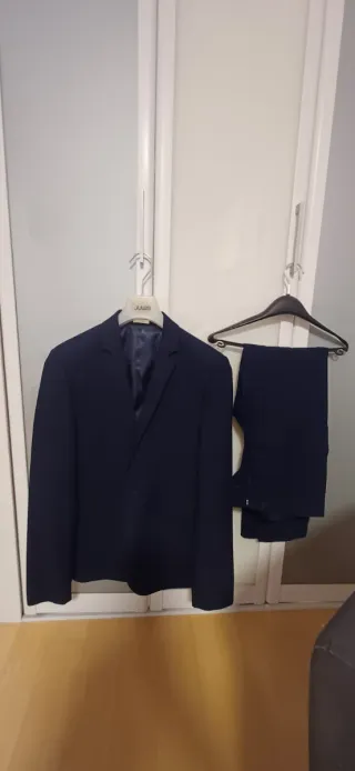Traje hombre azul.