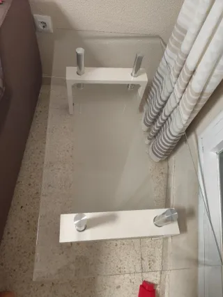 Mesa baja cristal y metal blanca