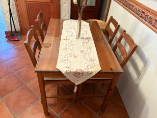 Mesa de comedor con 4 sillas. Con cristal