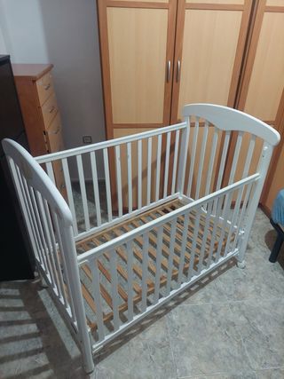 Cuna de madera blanca