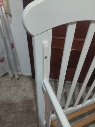 Cuna de madera blanca