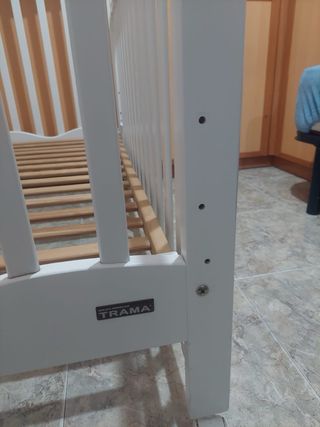 Cuna de madera blanca