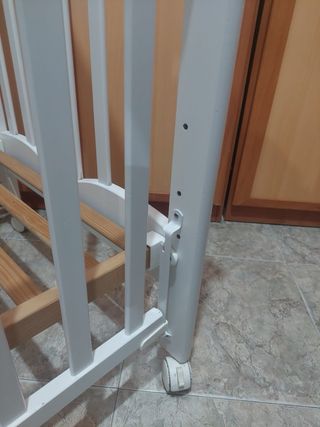 Cuna de madera blanca