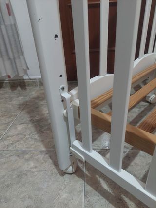 Cuna de madera blanca
