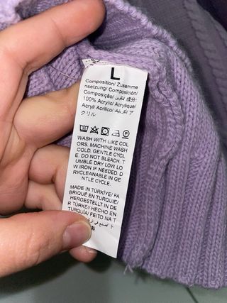 Maglione lilla lavorato a trecce