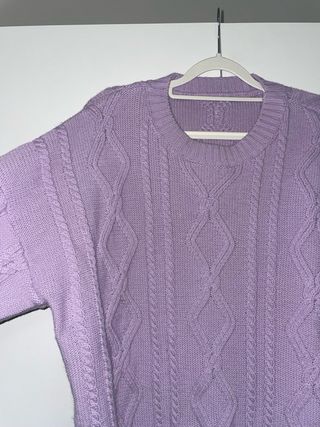 Maglione lilla lavorato a trecce