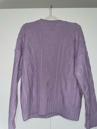 Maglione lilla lavorato a trecce