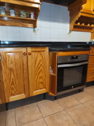 Muebles de cocina madera y encimera granito macizo